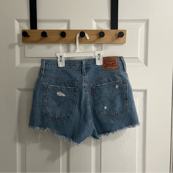 Levi’s women’s 501 distressed medium blue cutoff ripped jean shorts - Picture 2 of 4